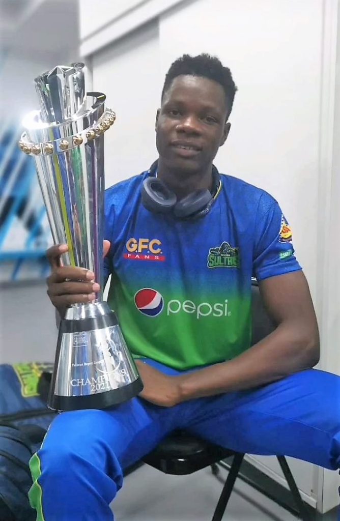 Blessing-Muzarabani-posing-with-trophy